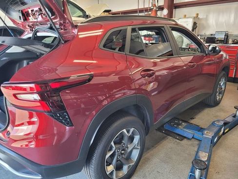 Used 2024 Chevrolet Trax LT w/ Driver Confidence Package FWD image 3