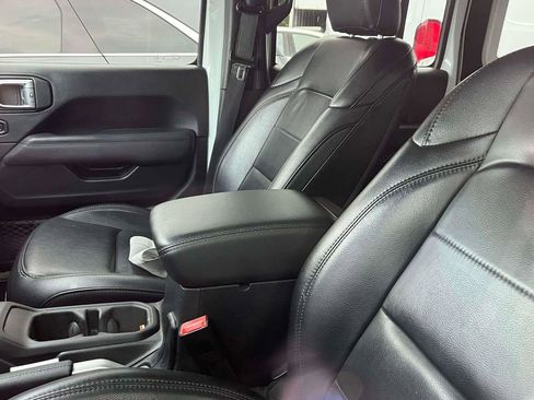 Used 2019 Jeep Wrangler Unlimited Sahara AWD/4WD image 5