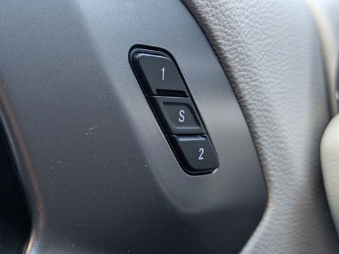 Used 2022 Chrysler Pacifica Touring-L w/ Uconnect Theater Family Group FWD image 8