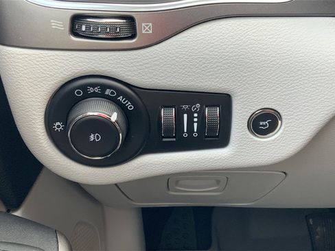 Used 2021 Jeep Cherokee Latitude Lux w/ Comfort/Convenience Group AWD/4WD image 16