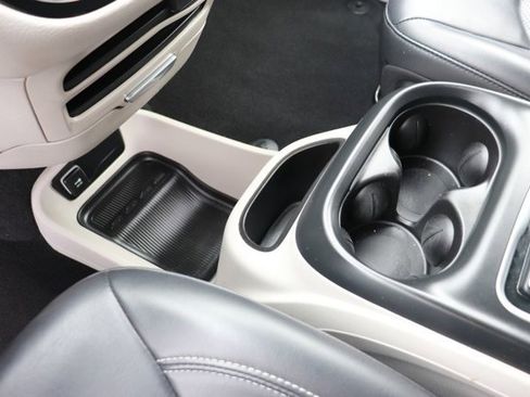Used 2023 Chrysler Pacifica Touring-L FWD image 18