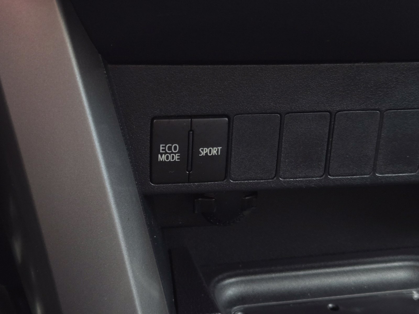 Used 2018 Toyota RAV4 XLE AWD/4WD image 19
