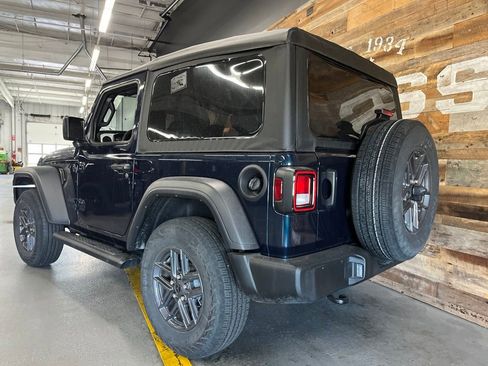 Used 2025 Jeep Wrangler Sport AWD/4WD image 11