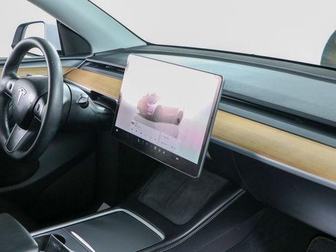 Used 2024 Tesla Model Y Long Range AWD/4WD image 23
