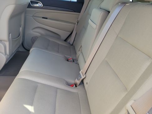 Used 2015 Jeep Grand Cherokee Laredo w/ Quick Order Package 23E AWD/4WD image 11