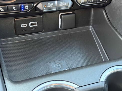 Used 2023 Chevrolet Suburban High Country image 12