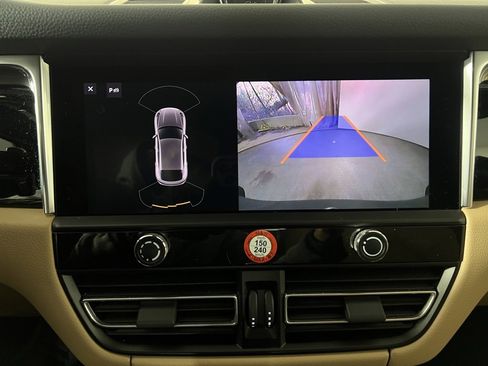 Certified 2025 Porsche Macan image 35