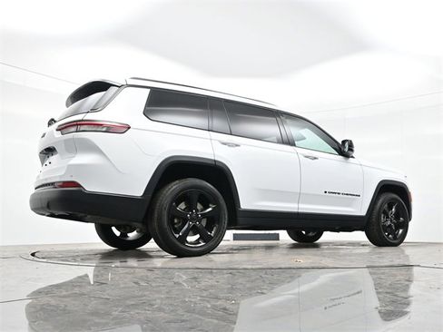 Used 2023 Jeep Grand Cherokee L Laredo image 30