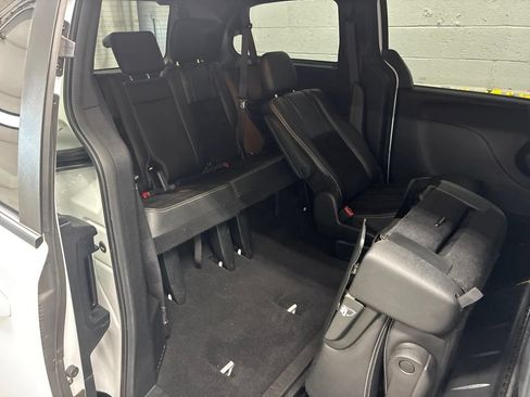 Used 2018 Dodge Grand Caravan SXT w/ Blacktop Package FWD image 10