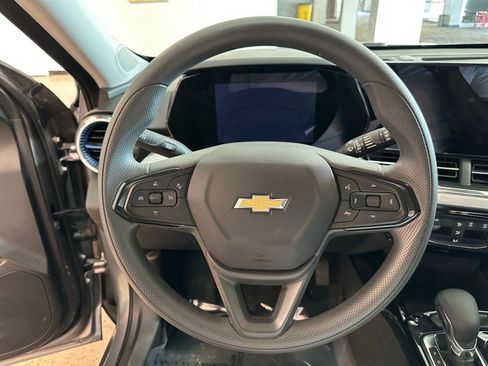 Used 2025 Chevrolet Trax LT FWD image 27