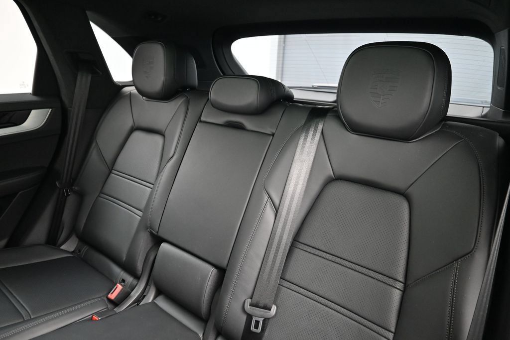 Certified 2026 Porsche Cayenne GTS AWD/4WD image 6
