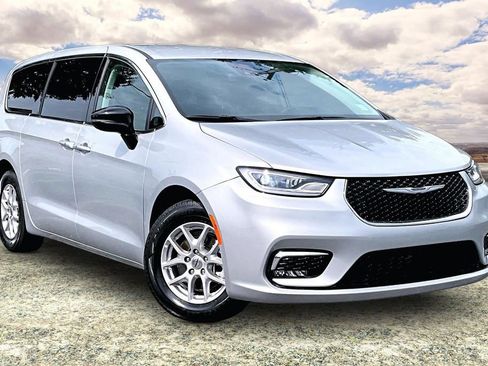 Used 2024 Chrysler Pacifica Touring-L FWD image 1