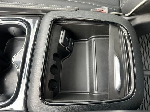 Used 2025 Chrysler Pacifica Premium image 21