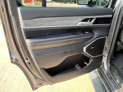 Used 2024 Jeep Wagoneer Series II w/ Flexible Seating Group RWD image 15