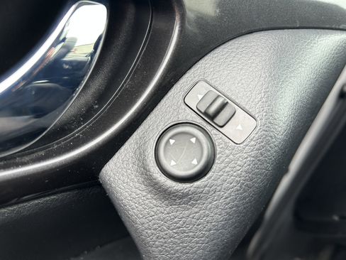 Used 2020 Nissan Rogue SV image 18