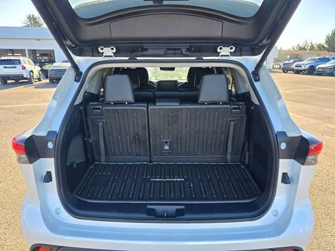 Certified 2024 Toyota Highlander XLE AWD/4WD image 17