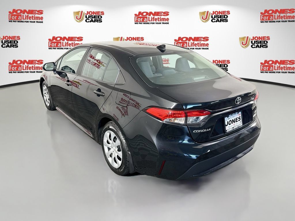 Used 2022 Toyota Corolla LE FWD image 2