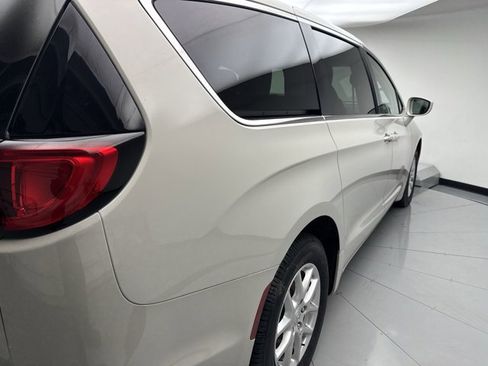 Used 2020 Chrysler Pacifica Touring image 5