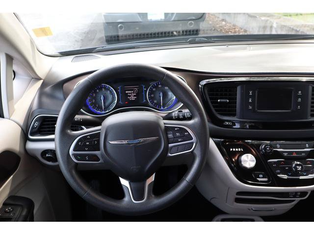 Used 2017 Chrysler Pacifica Touring FWD image 13