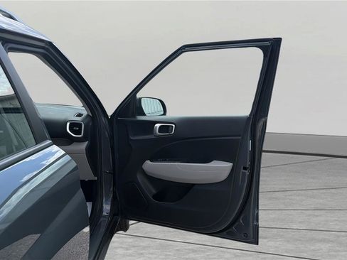 Used 2025 Hyundai Venue SEL FWD image 22