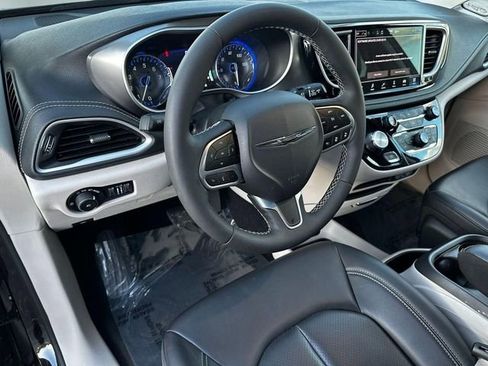 Used 2023 Chrysler Pacifica Touring-L AWD/4WD image 11