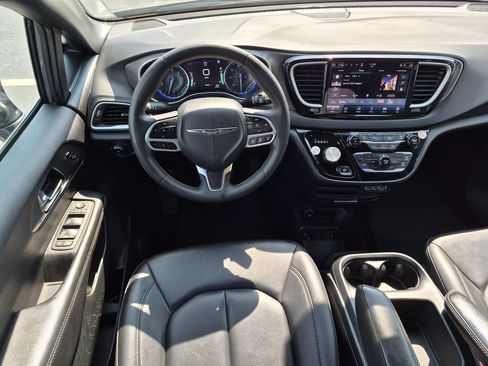 Used 2025 Chrysler Pacifica Select FWD image 28