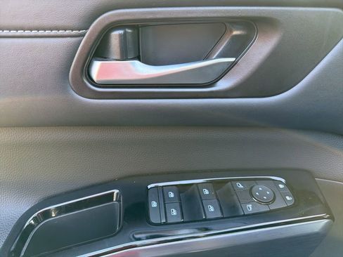 Used 2025 Nissan Pathfinder SL image 15