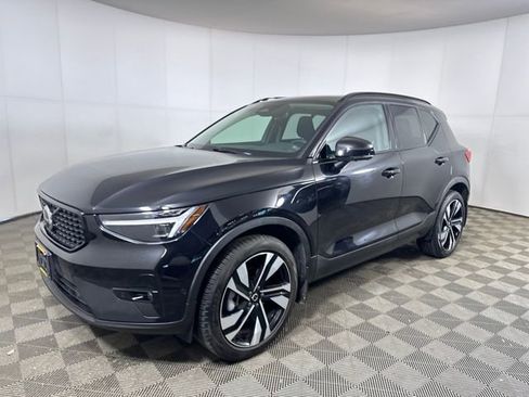 Used 2024 Volvo XC40 B5 Ultimate w/ Climate Package image 7
