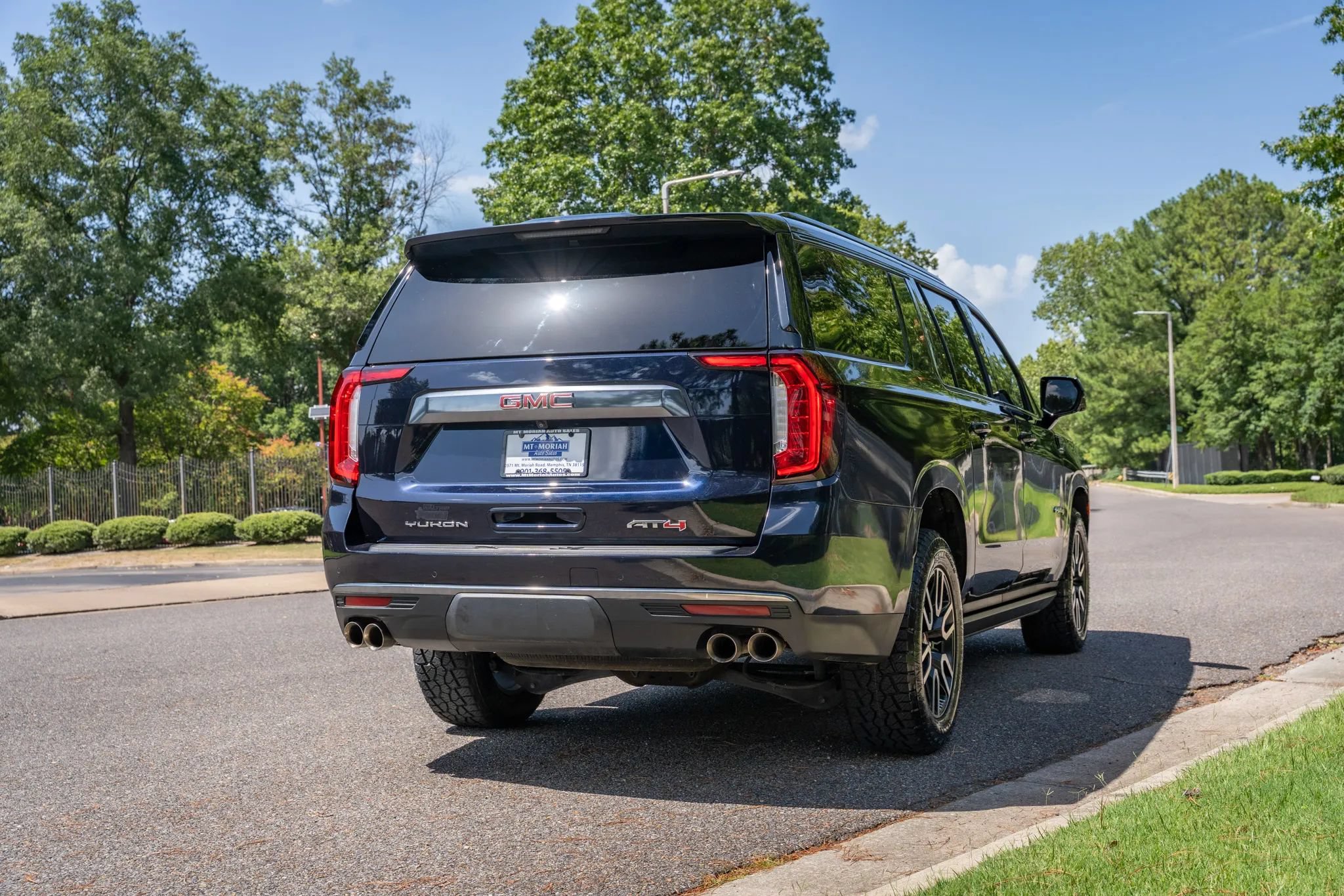 Used 2023 GMC Yukon XL AT4 w/ AT4 Premium Package AWD/4WD image 6