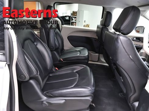 Used 2023 Chrysler Pacifica Touring-L FWD image 23