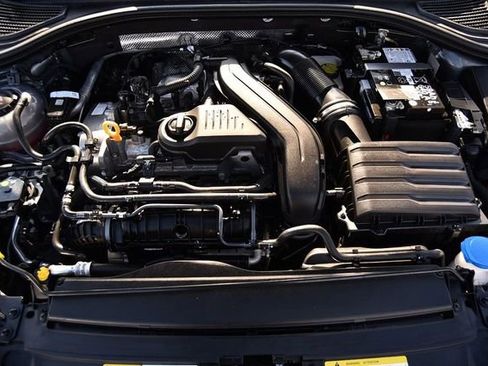 Certified 2025 Volkswagen Jetta SE w/ Sunroof Package image 25