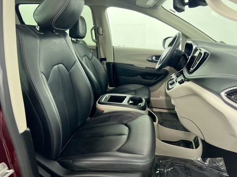 Used 2023 Chrysler Pacifica Touring-L FWD image 31