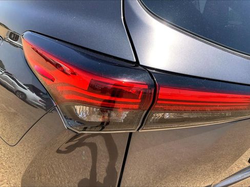 Used 2021 Toyota Highlander LE FWD image 32