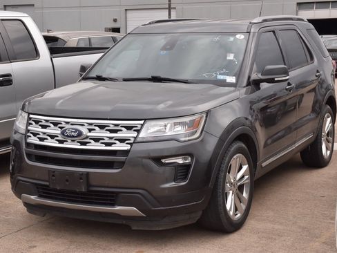 Used 2019 Ford Explorer XLT image 2
