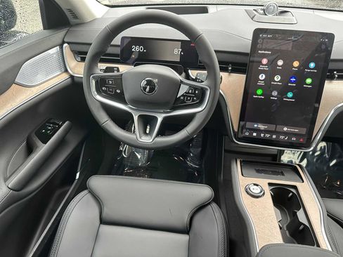 New 2025 Volvo EX90 Ultra w/ Protection Package Premier image 18