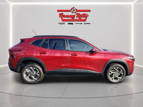 Used 2025 Chevrolet Trax LT w/ LT Convenience Package FWD image 6