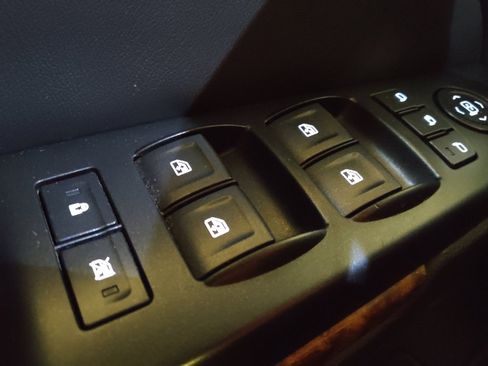 Used 2015 Chevrolet Suburban LTZ image 27