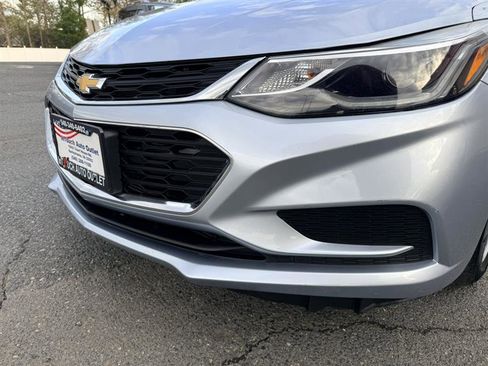 Used 2017 Chevrolet Cruze LT w/ Convenience Package FWD image 9