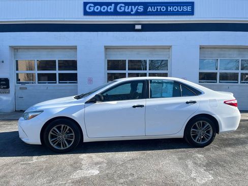 Used 2016 Toyota Camry SE image 1