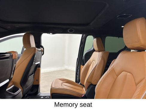 Used 2023 Chrysler Pacifica Pinnacle w/ Trailer Tow Group image 29