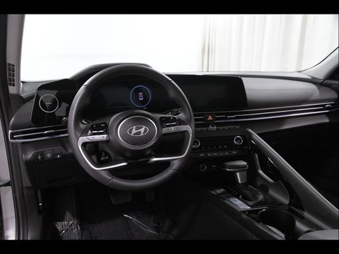 Certified 2025 Hyundai Elantra Limited FWD image 6