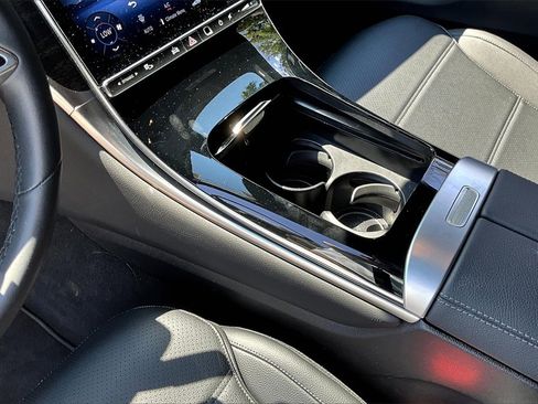 Used 2025 Mercedes-Benz GLC 300 4MATIC image 11