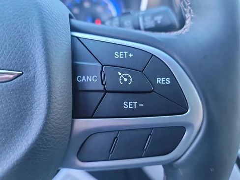 Used 2017 Chrysler Pacifica Touring-L Plus FWD image 23