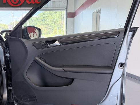 Used 2017 Volkswagen Jetta SEL FWD image 13