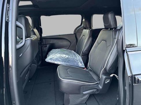 New 2026 Chrysler Pacifica Limited w/ S Appearance Package image 8
