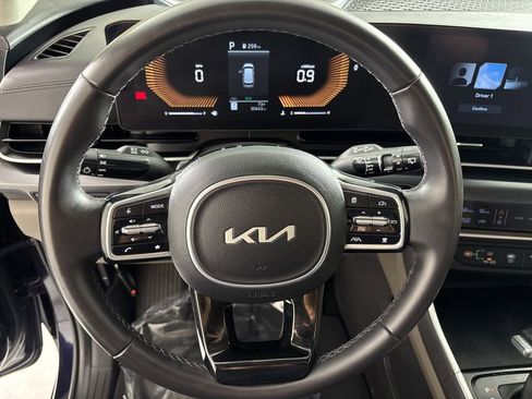 Used 2025 Kia Carnival image 25