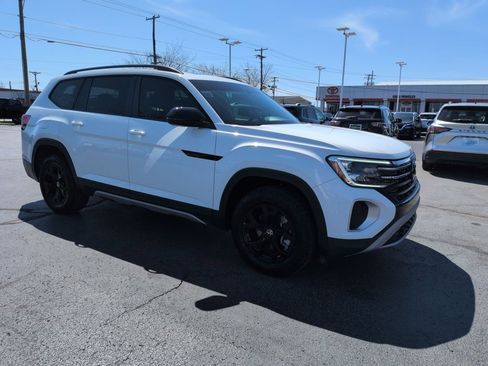 Used 2024 Volkswagen Atlas Peak Edition SE image 7