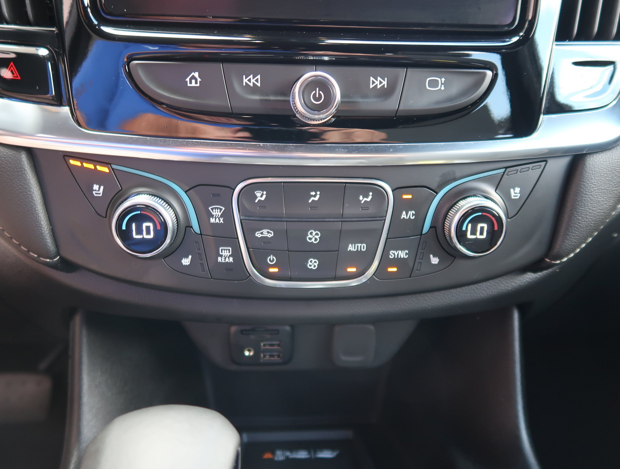 Used 2023 Chevrolet Traverse Premier w/ LPO, Cargo Package FWD image 26