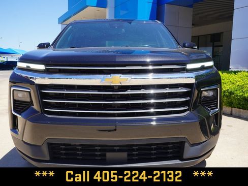 Used 2025 Chevrolet Traverse LT FWD image 3