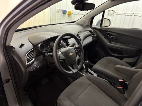 Used 2020 Chevrolet Trax LS FWD image 28